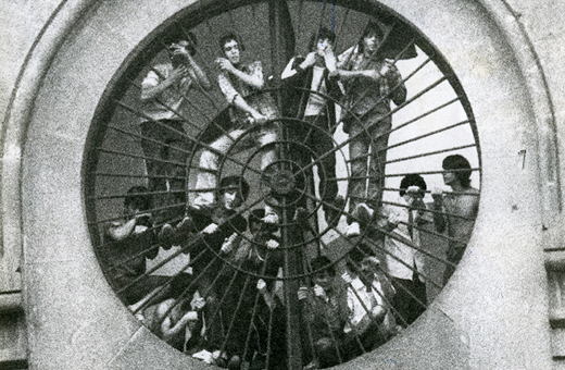 Un grupo de presos en uno de los grandes ventanales de la prisión