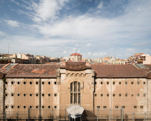 Vista aèria frontal d'una façana de La Model