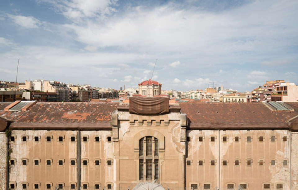 Vista aèria frontal d'una façana de La Model